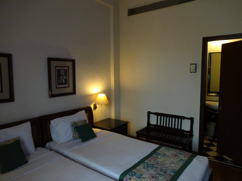 Hotel Broadway Delhi Exteriör bild